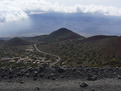 Looking down to Hale Pokahu at 9000ft Looking down to Hale Pokahu at 9000ft
